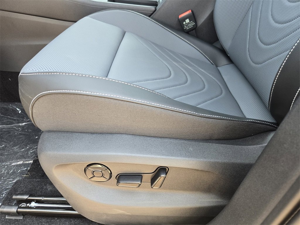 New 2025 Volkswagen Tiguan SE image 19