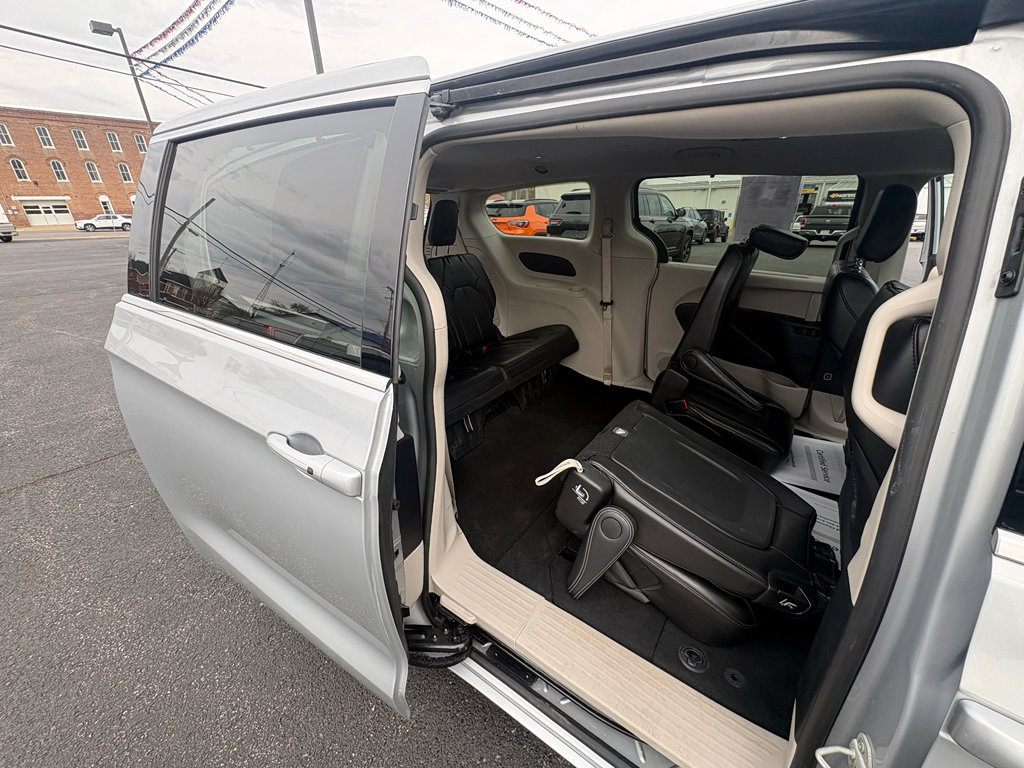 Used 2024 Chrysler Pacifica Touring-L image 28