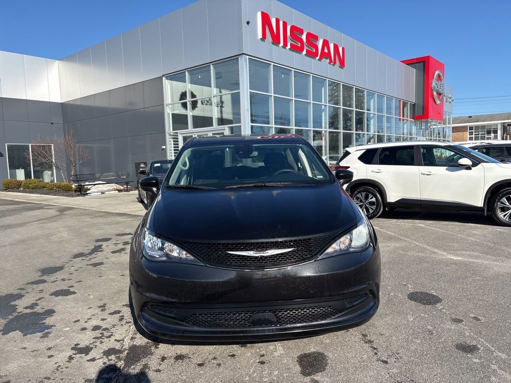 Used 2023 Chrysler Voyager LX image 2