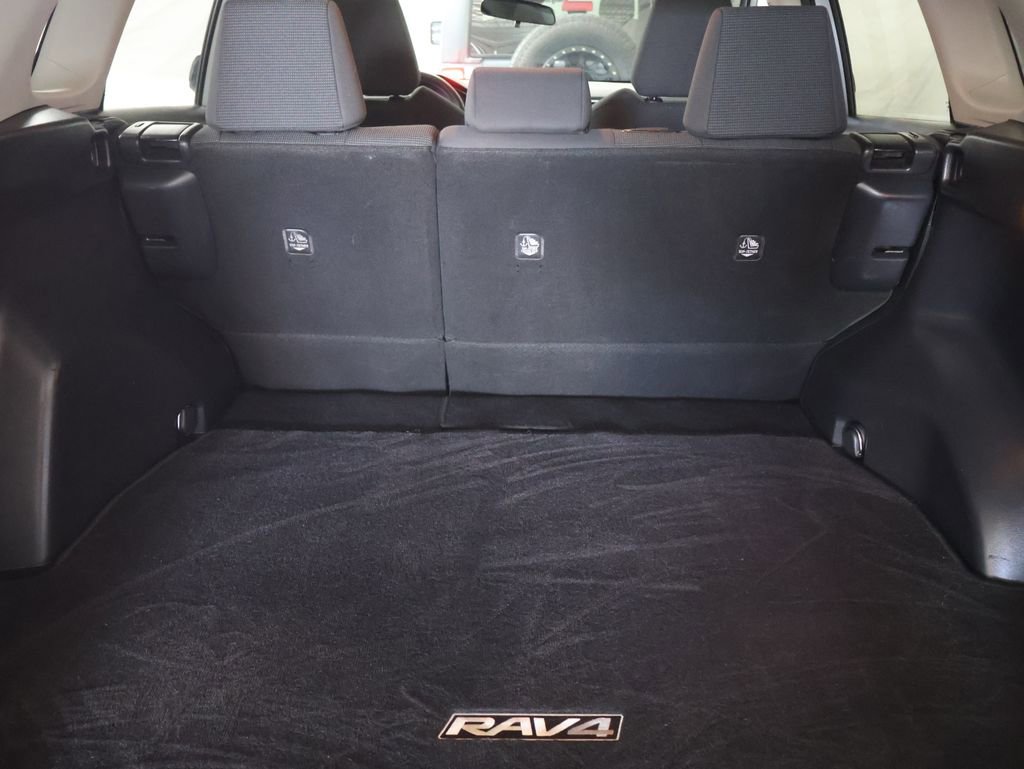 Used 2019 Toyota RAV4 LE FWD image 14