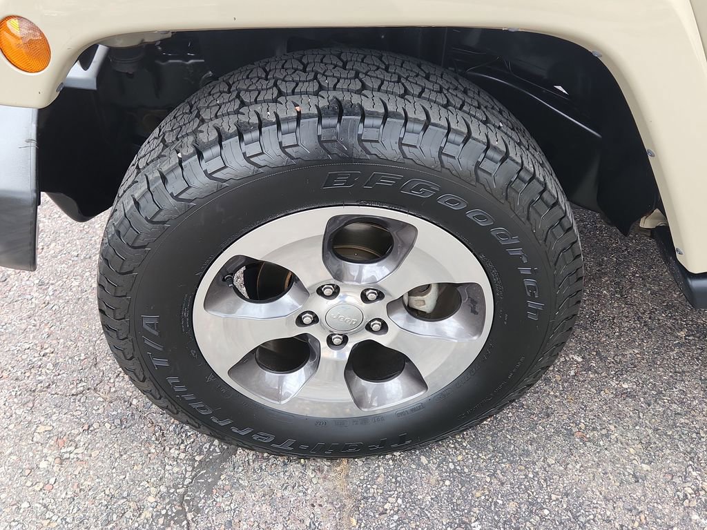 Used 2017 Jeep Wrangler Unlimited Sahara w/ Connectivity Group AWD/4WD image 20