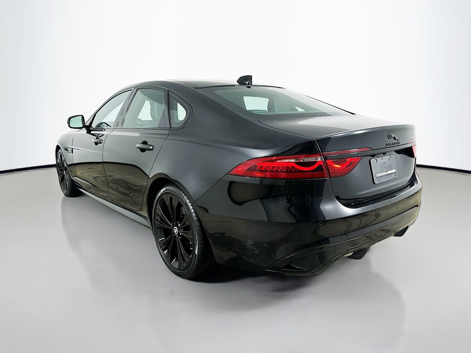 Used 2024 Jaguar XF R-Dynamic SE AWD/4WD image 7