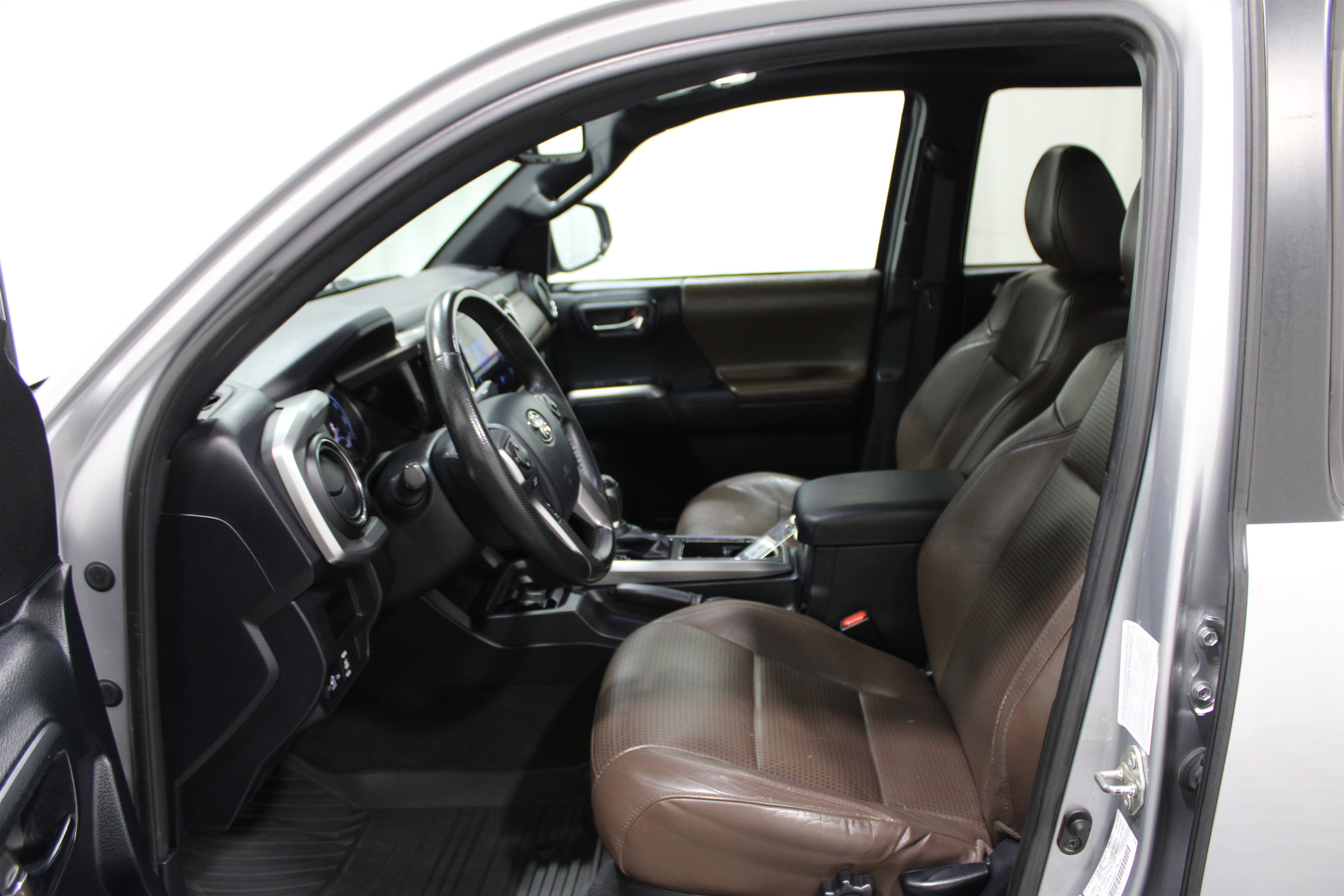 Used 2016 Toyota Tacoma Limited image 3