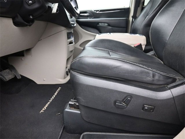 Used 2011 Chrysler Town & Country Touring-L w/ Entertainment Group #2 image 20