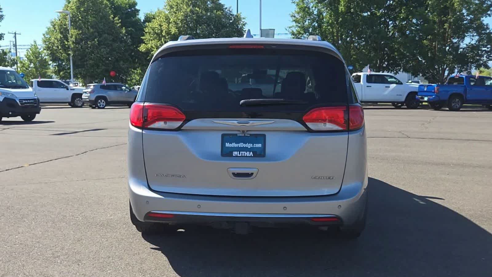 Used 2017 Chrysler Pacifica Limited FWD image 7
