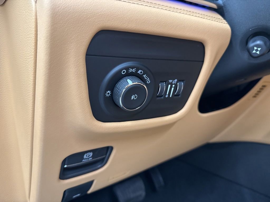Used 2025 Jeep Grand Cherokee L Summit w/ Advanced Protech Group IV AWD/4WD image 23