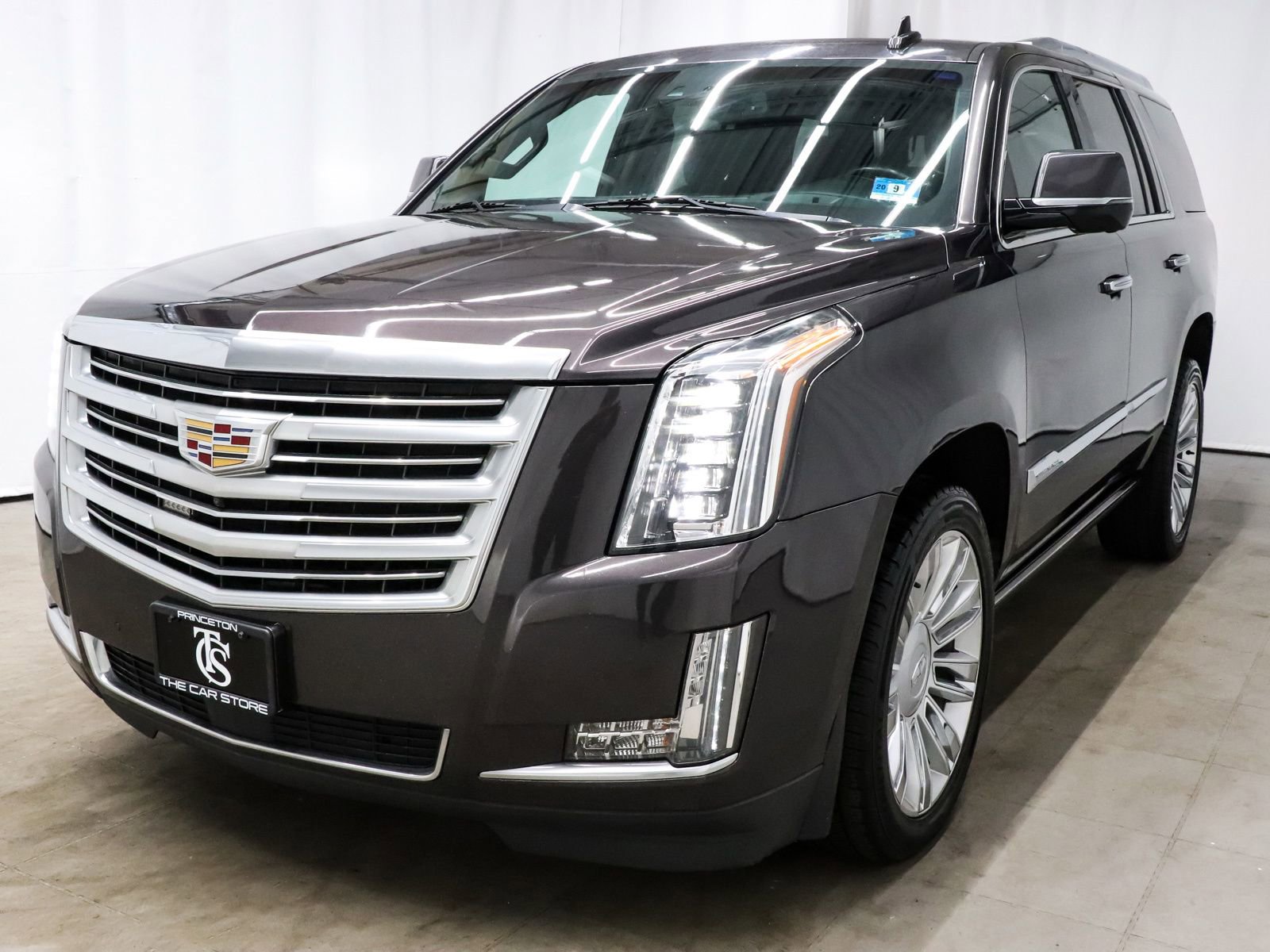 Used 2016 Cadillac Escalade Platinum image 3