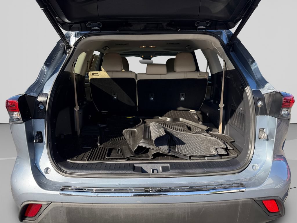 Used 2021 Toyota Highlander XLE AWD/4WD image 19