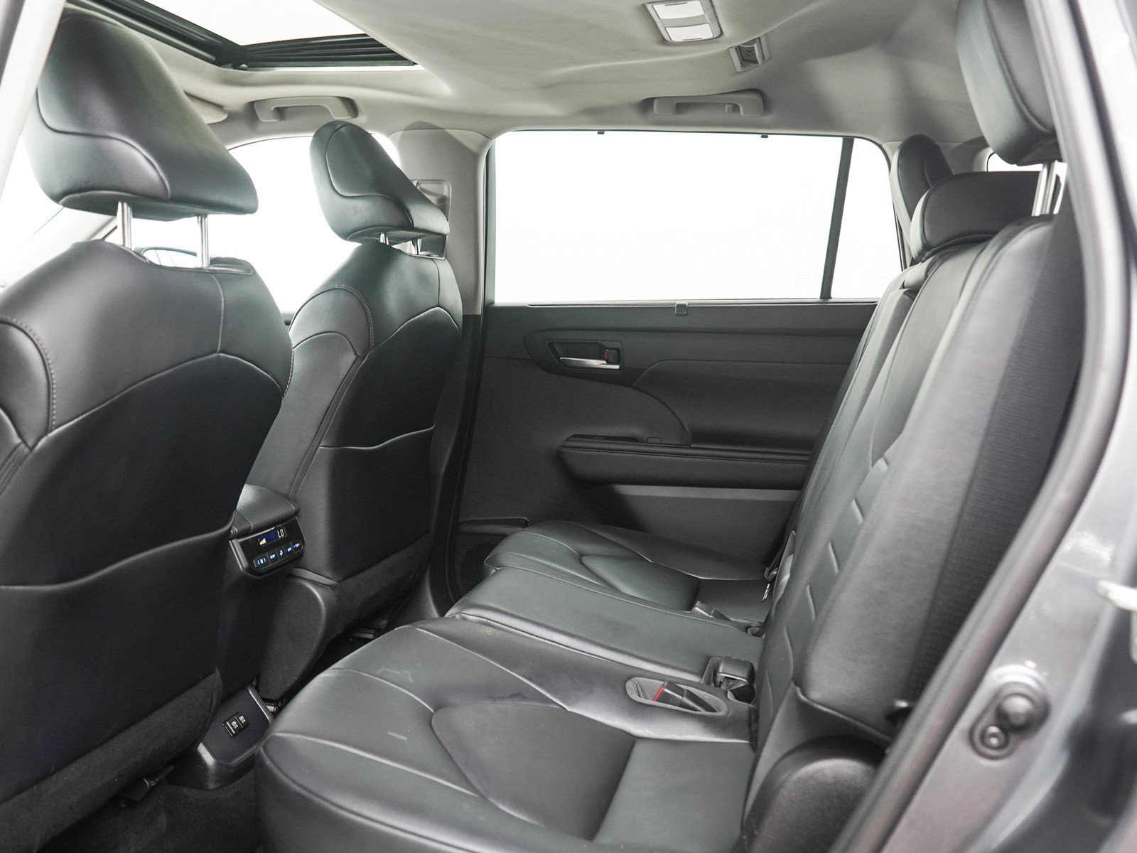 Used 2020 Toyota Highlander XLE AWD/4WD image 16