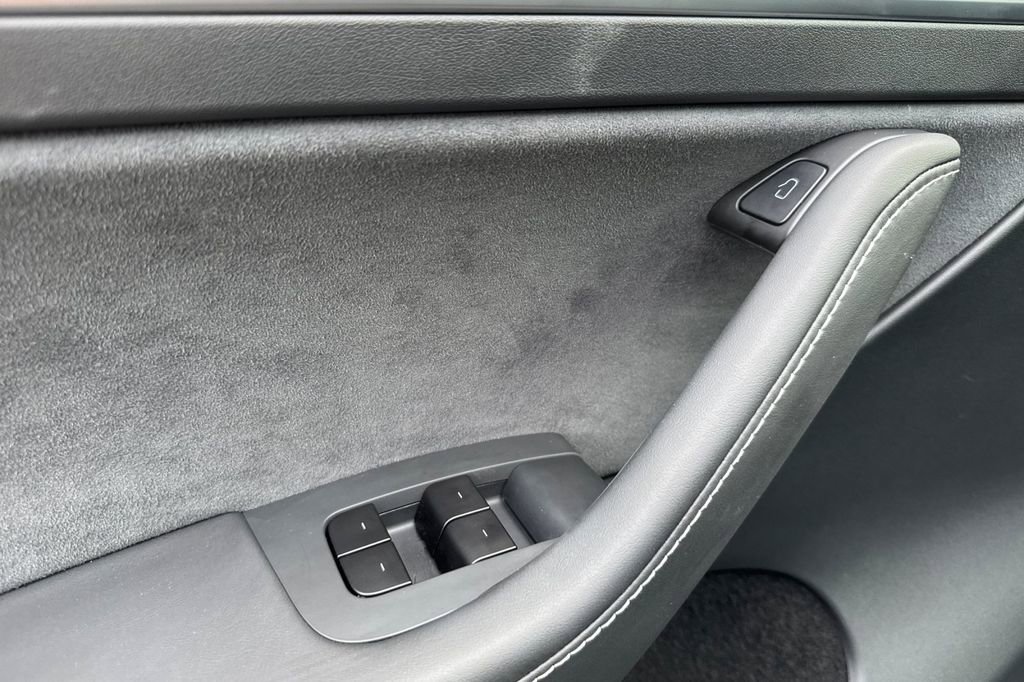 Used 2025 Tesla Model Y Long Range image 10