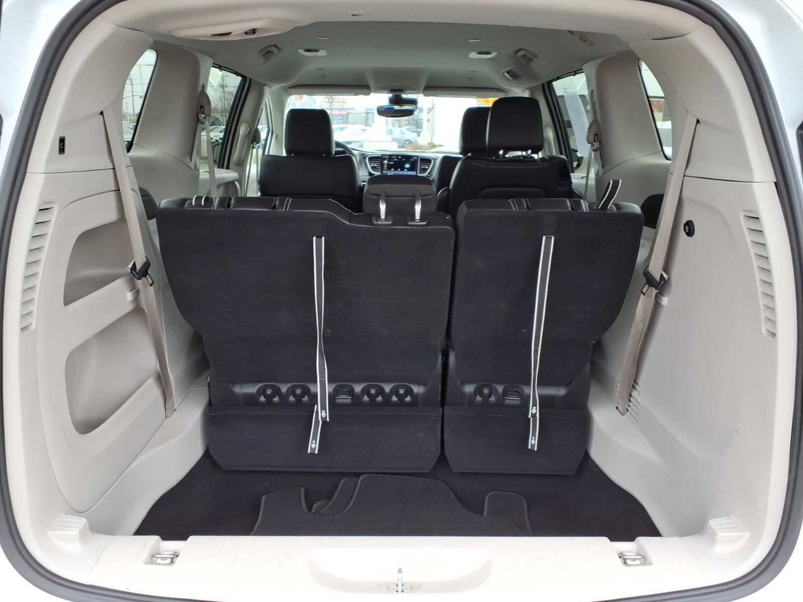 Used 2024 Chrysler Pacifica Touring-L image 12