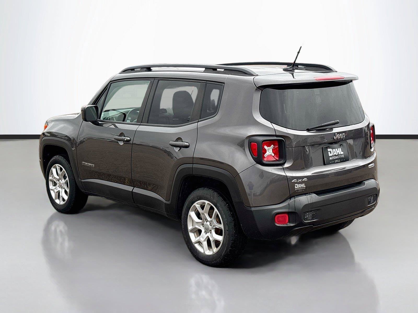 Used 2017 Jeep Renegade Latitude w/ Popular Equipment Group AWD/4WD image 10