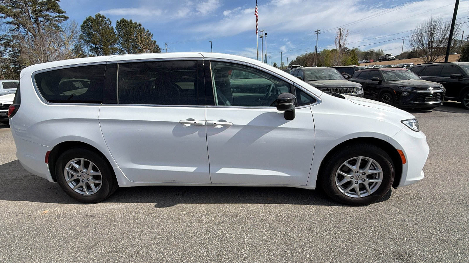 Used 2024 Chrysler Pacifica Touring-L image 7