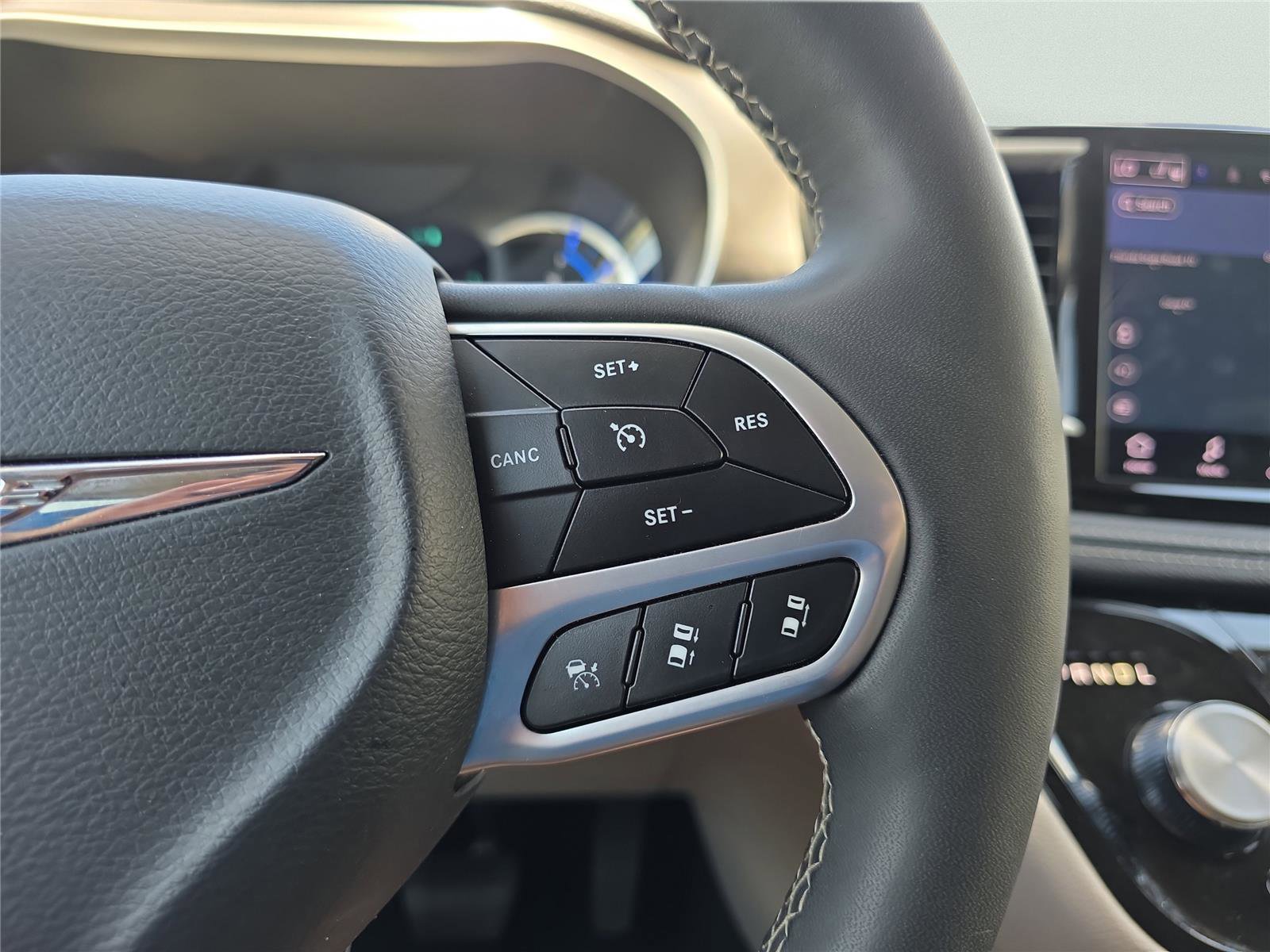 Used 2024 Chrysler Pacifica Select image 29