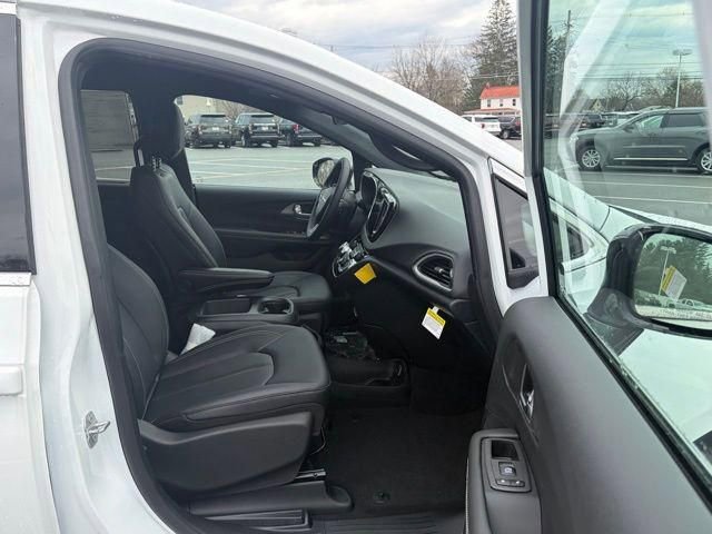 New 2026 Chrysler Voyager LX image 26
