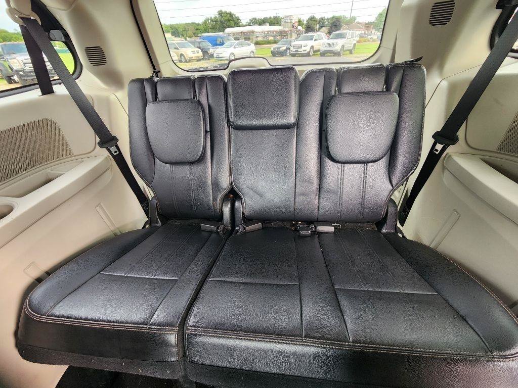 Used 2014 Chrysler Town & Country Touring FWD image 21
