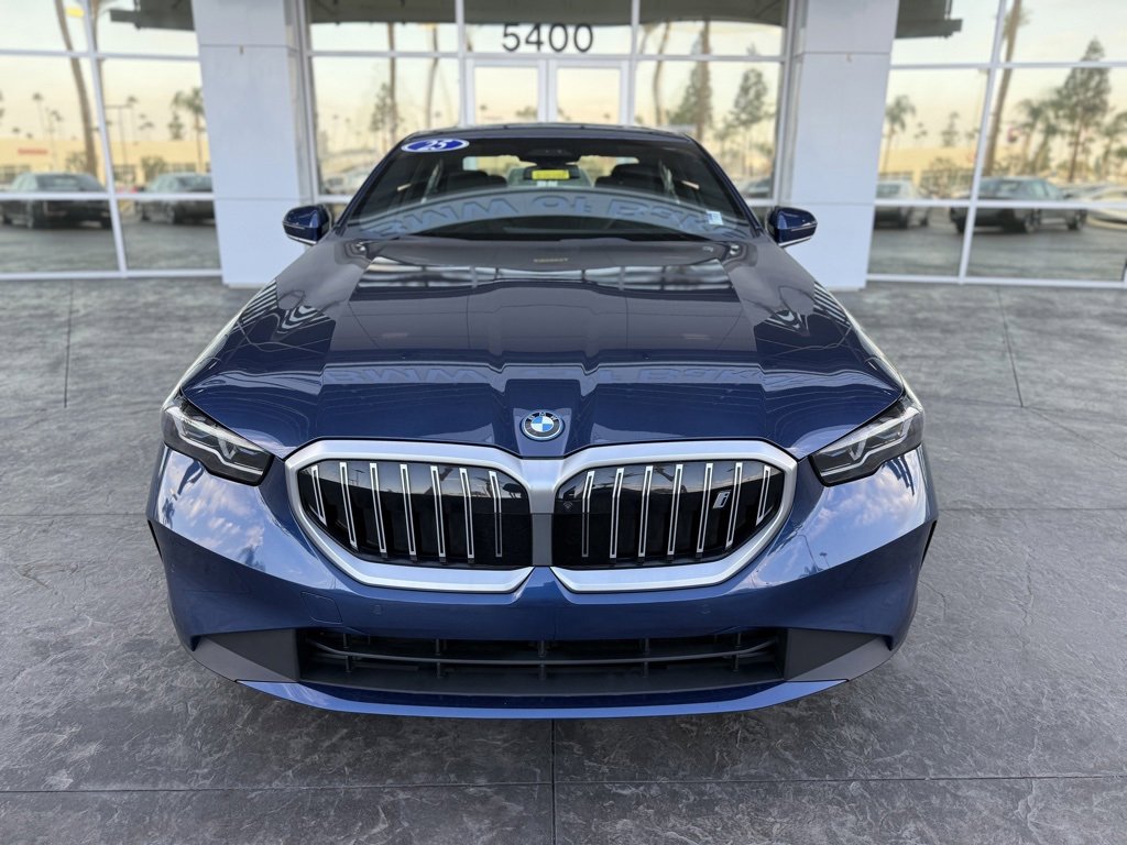 Used 2025 BMW i5 eDrive40i w/ Premium Package image 2