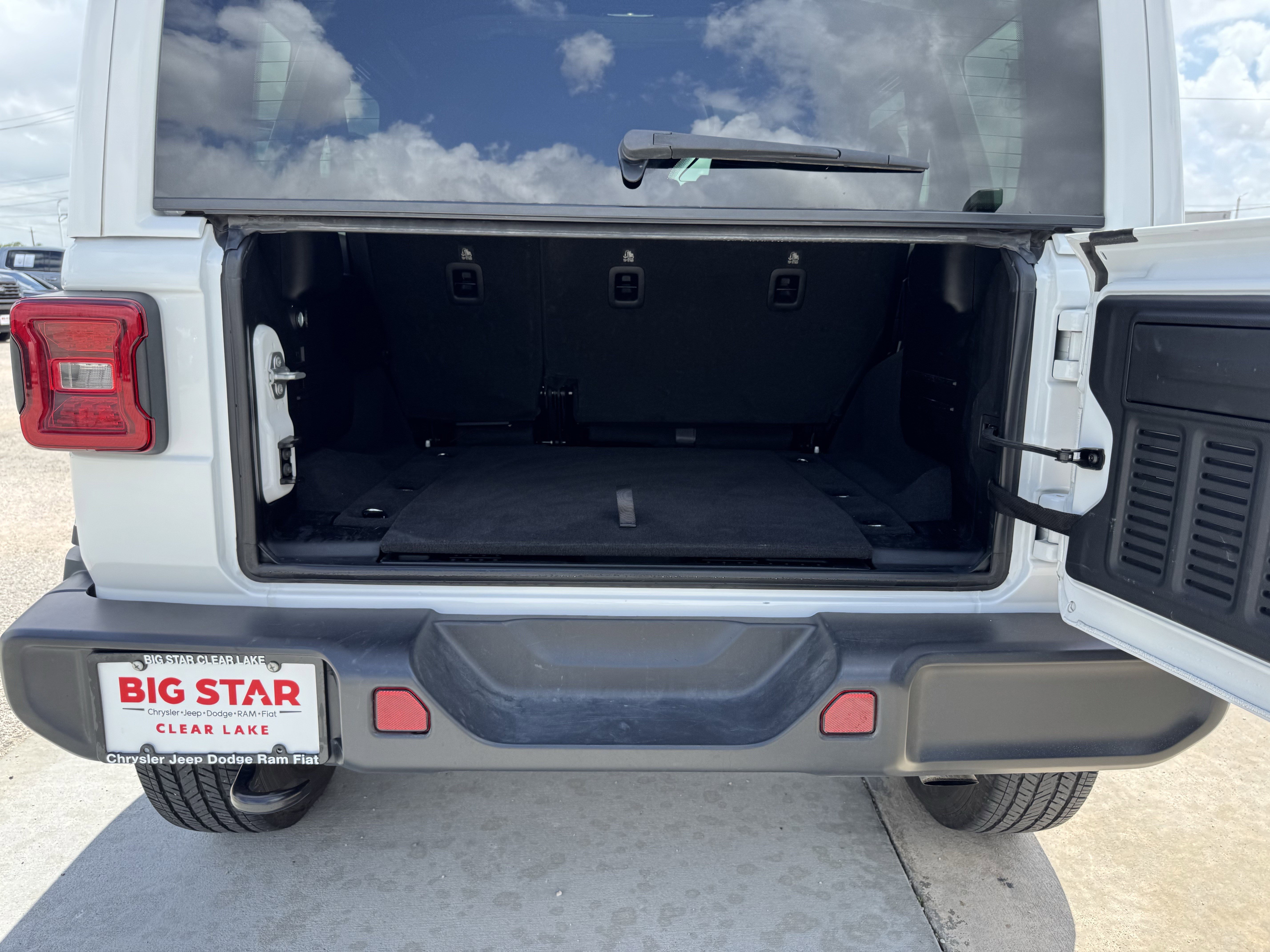 Used 2025 Jeep Wrangler Sahara image 30