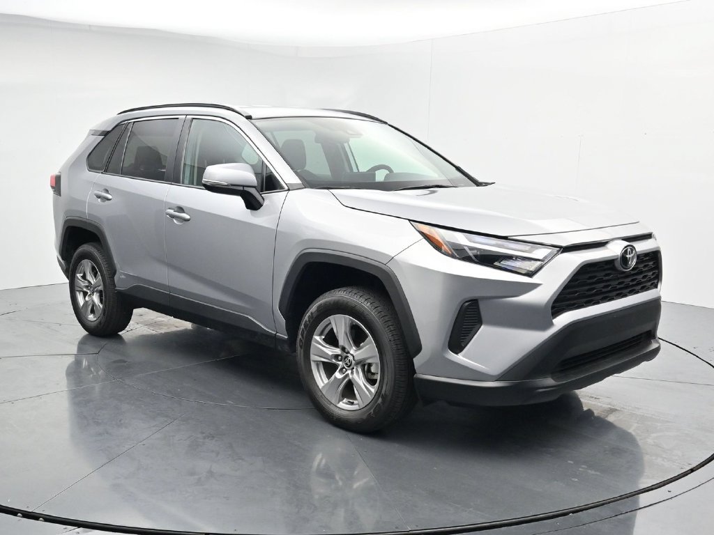 Used 2025 Toyota RAV4 XLE AWD/4WD image 2