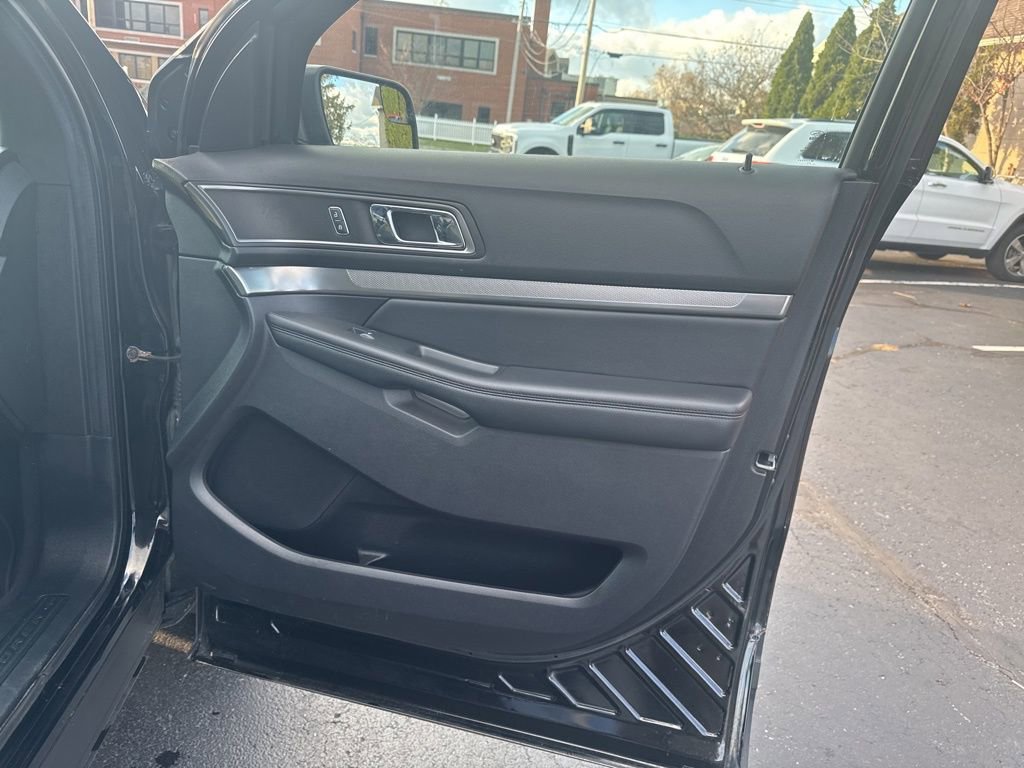 Used 2018 Ford Explorer XLT image 30