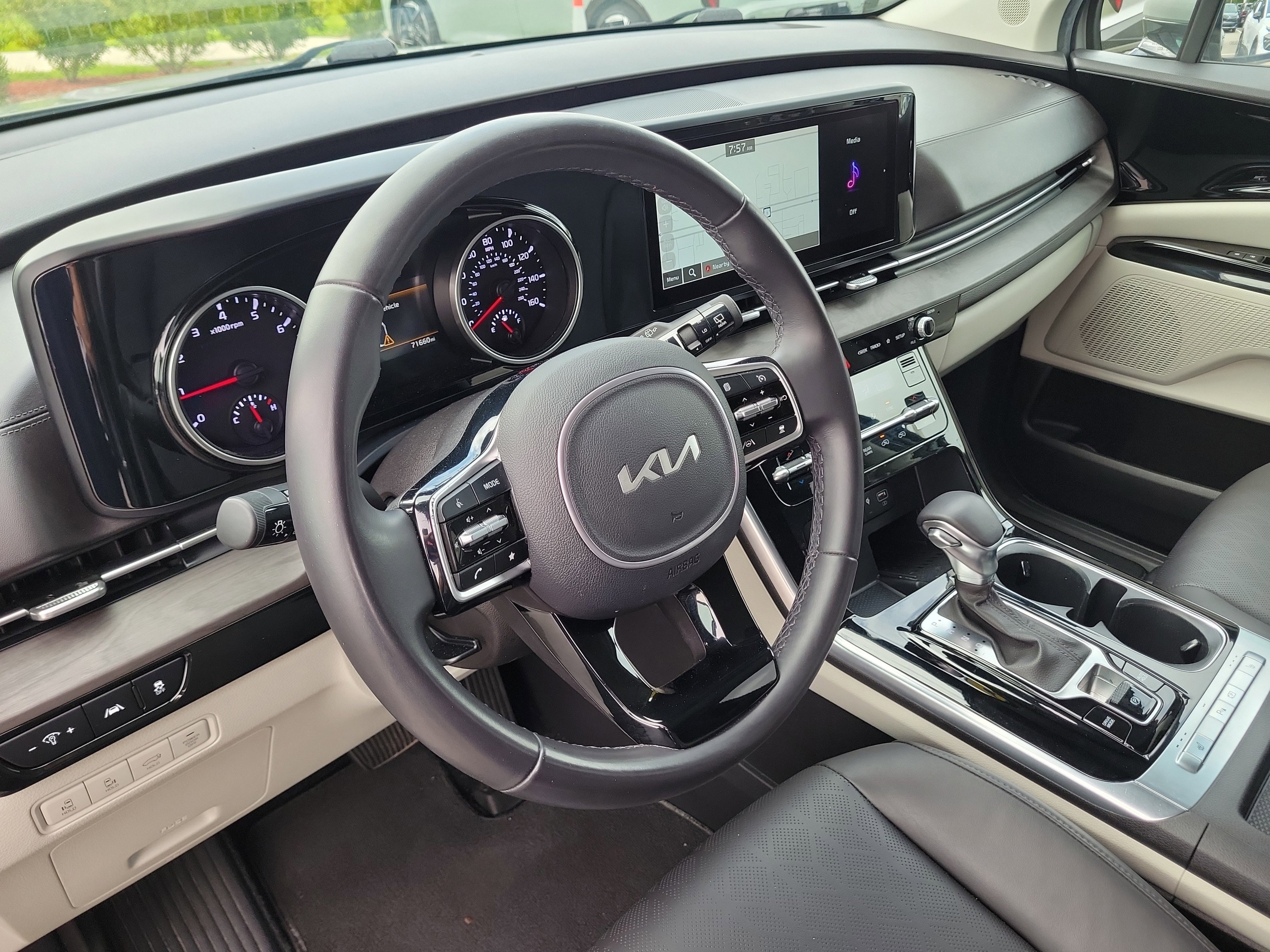 Used 2023 Kia Carnival EX FWD image 23