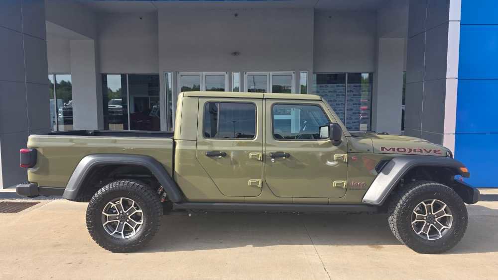 Used 2025 Jeep Gladiator Mojave w/ Convenience Group AWD/4WD image 6