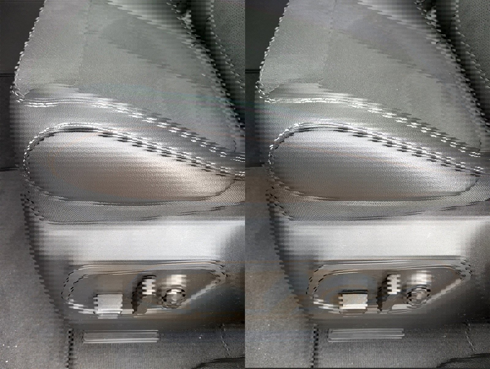 New 2025 Jeep Grand Cherokee Altitude image 12