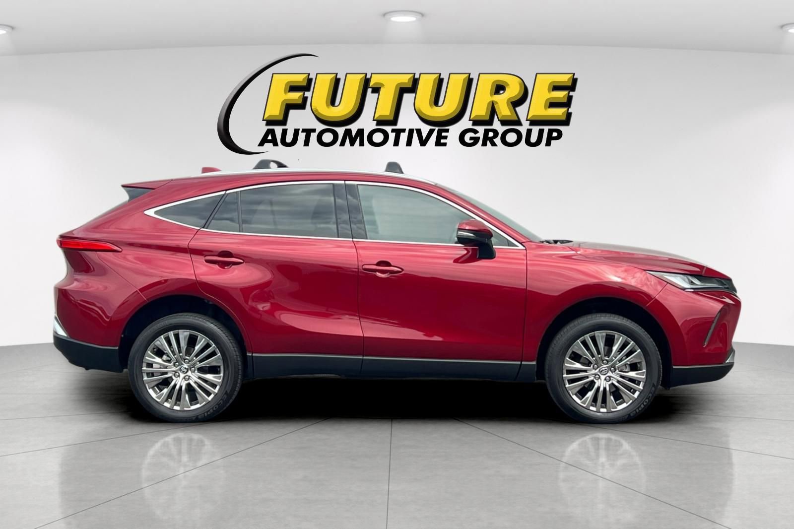 Used 2024 Toyota Venza XLE AWD/4WD image 3