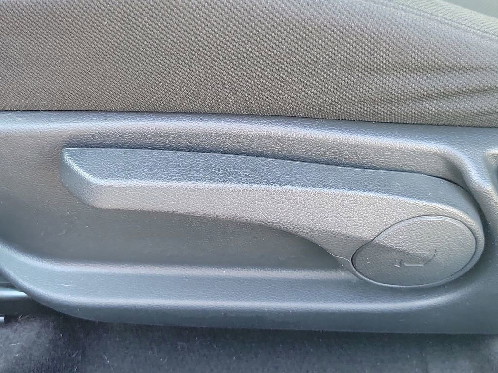 Used 2017 Hyundai Veloster Value Edition w/ Graphic Package (Lower Body) image 15