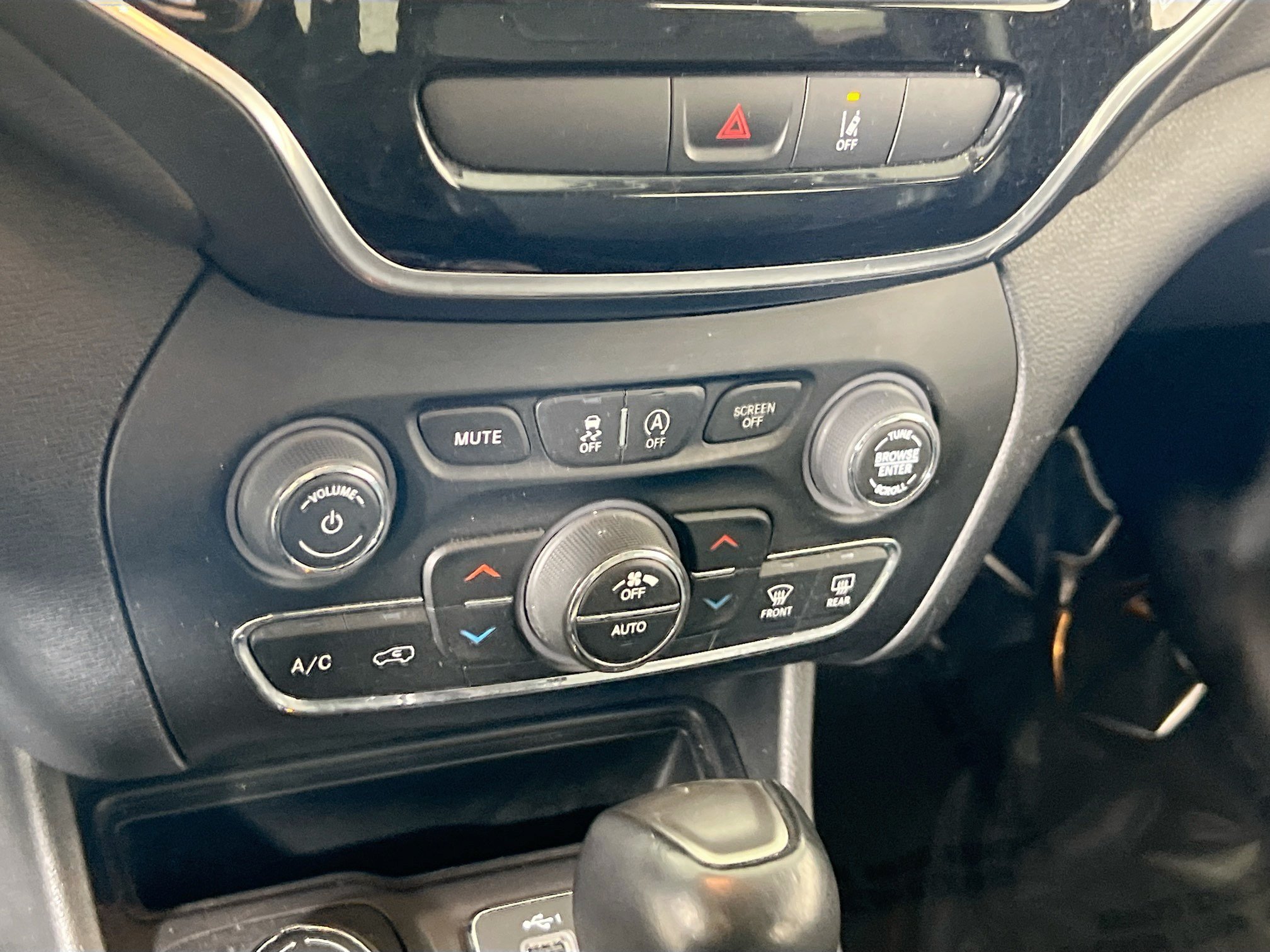 Used 2022 Jeep Cherokee Limited AWD/4WD image 15
