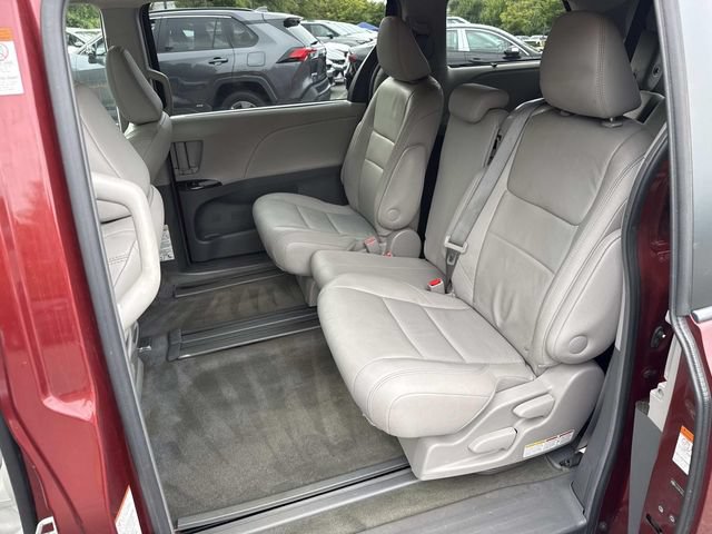 Used 2015 Toyota Sienna XLE Premium FWD image 17
