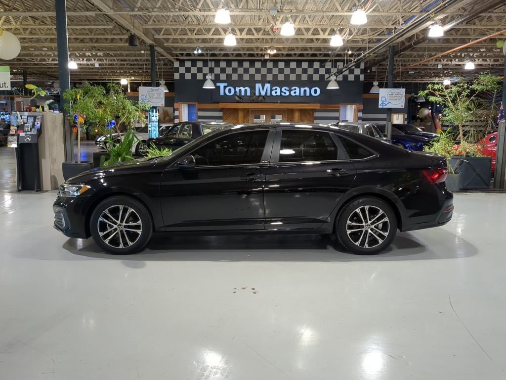 Used 2024 Volkswagen Jetta Sport image 9