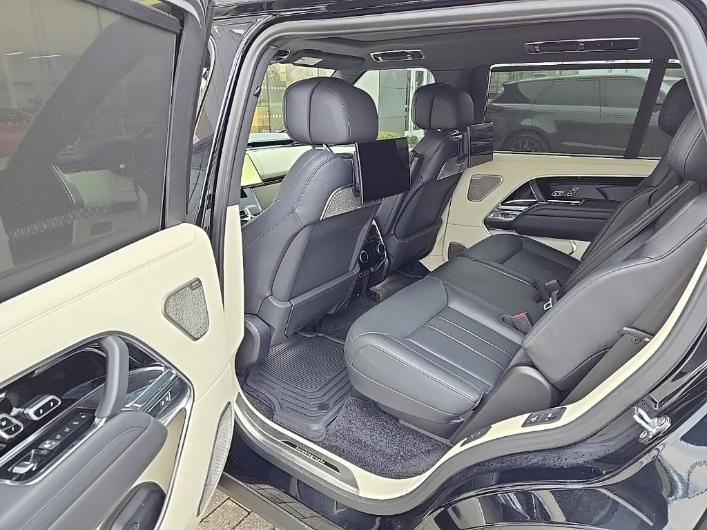 Used 2024 Land Rover Range Rover Long Wheelbase Autobiography image 17