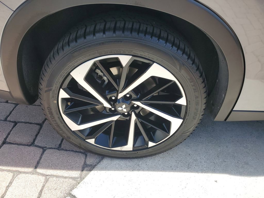 Used 2024 Mitsubishi Outlander AWD image 7