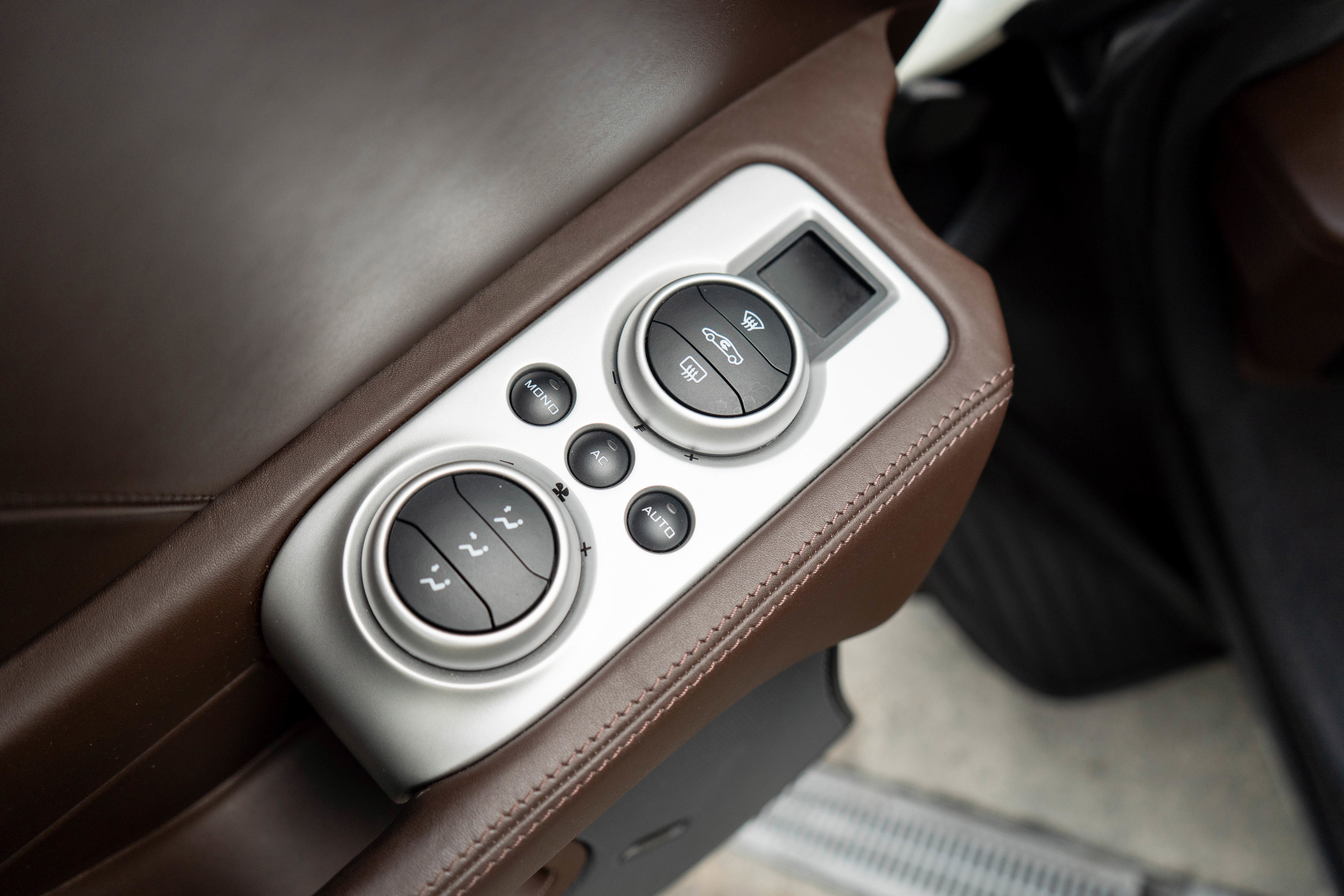 Used 2015 McLaren 650S Spider image 14