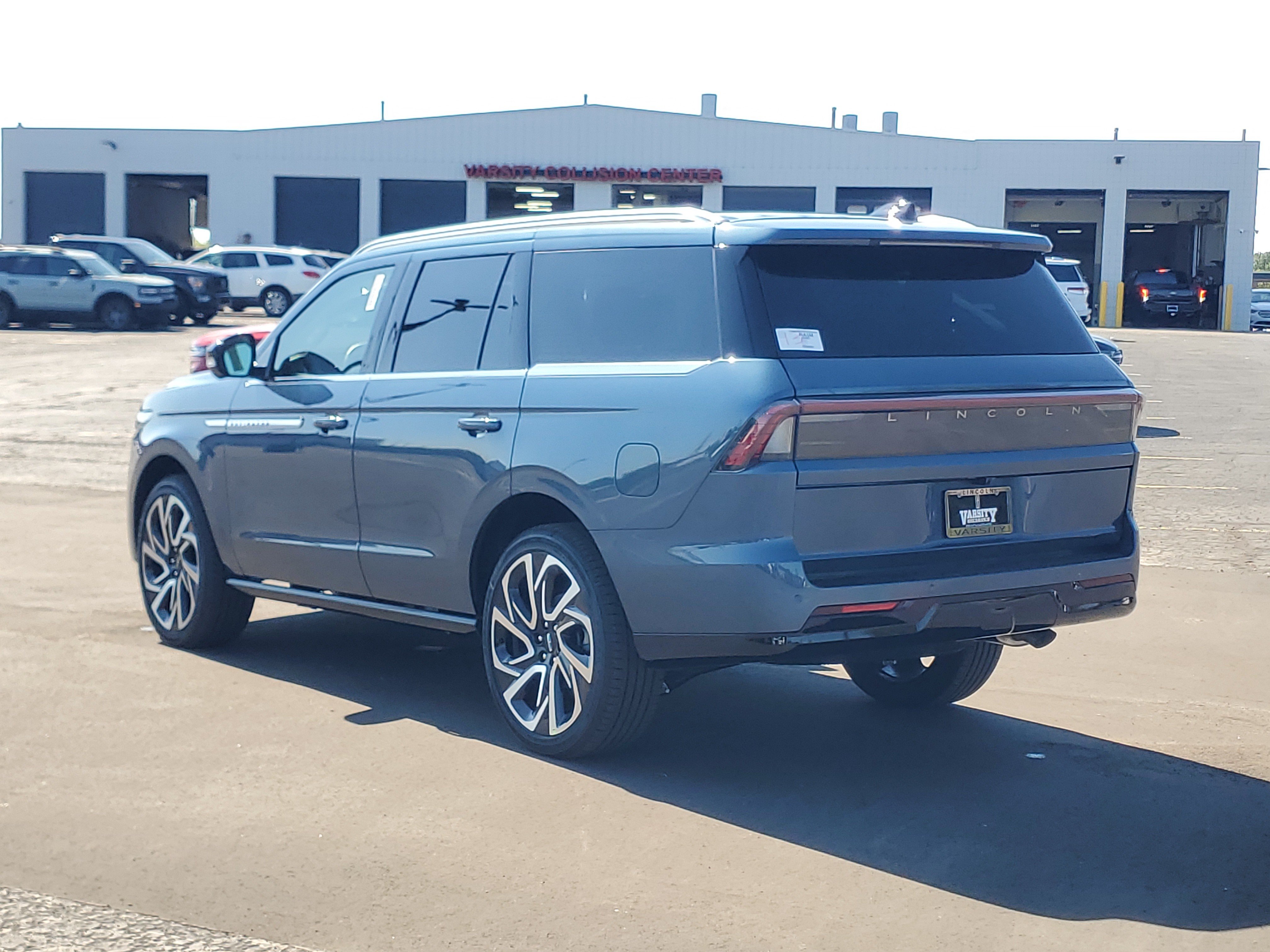 New 2027 Lincoln Navigator Reserve AWD/4WD image 3