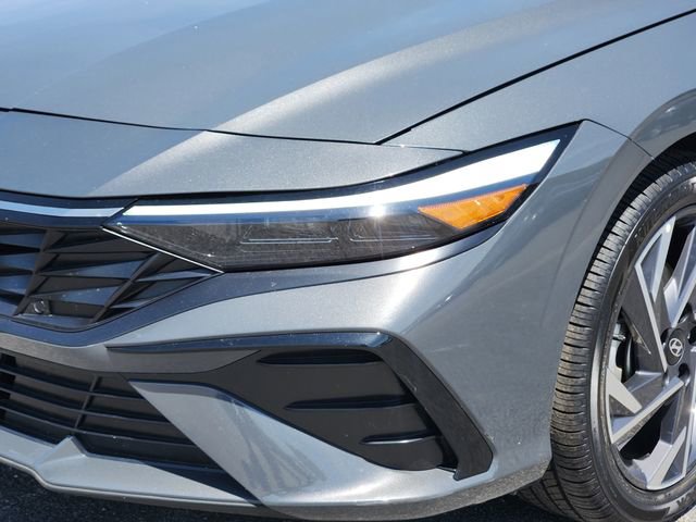 Used 2025 Hyundai Elantra SEL FWD image 8