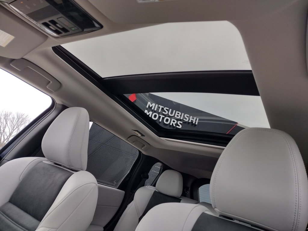 New 2026 Mitsubishi Outlander SE image 3