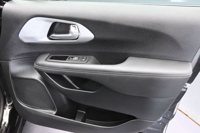 Used 2024 Chrysler Pacifica Touring FWD image 30