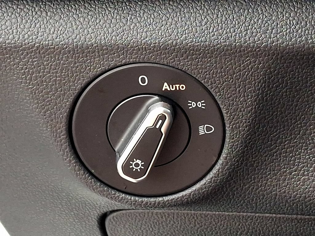 Used 2025 Volkswagen Jetta SE FWD image 26