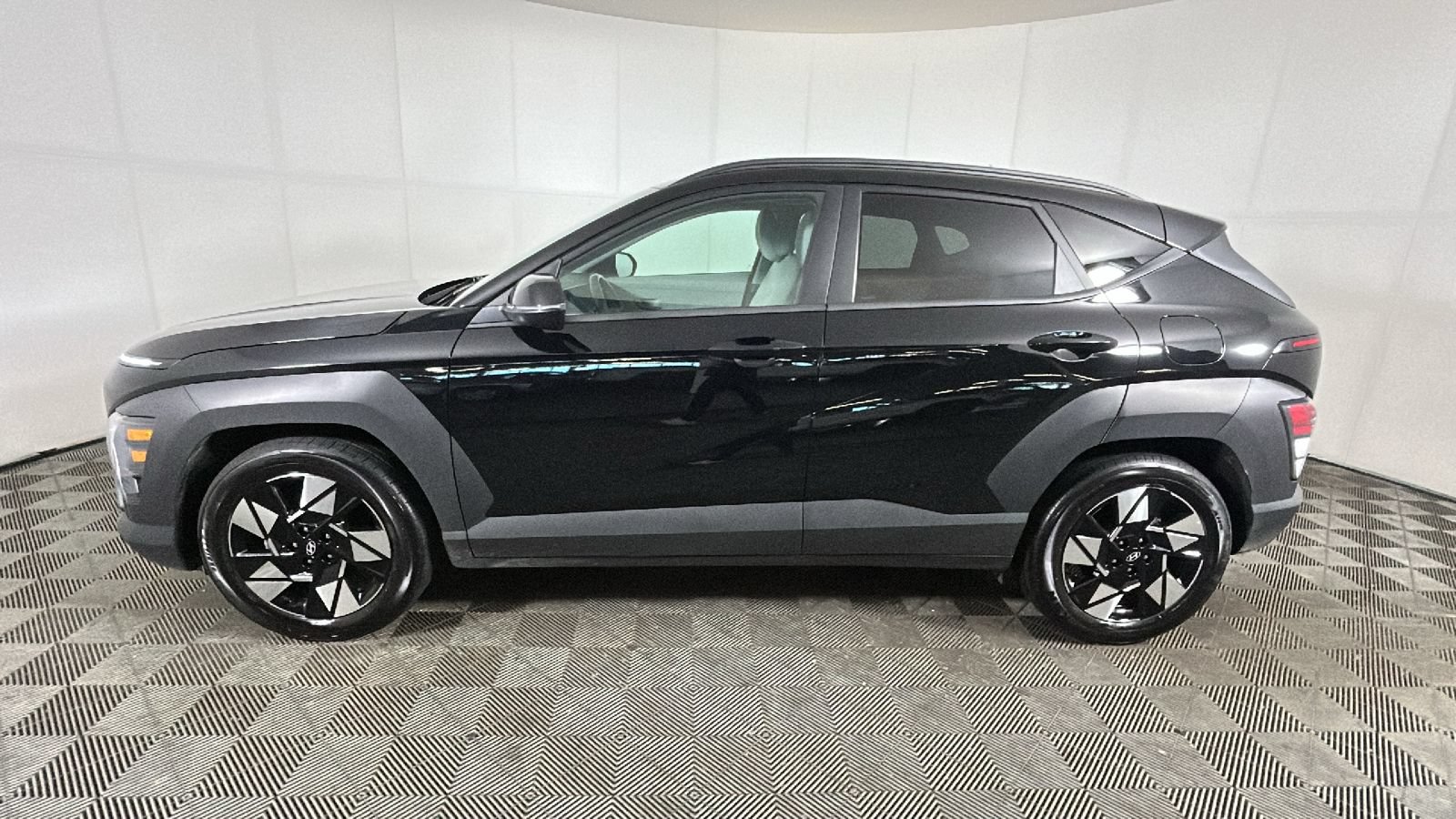 Used 2025 Hyundai Kona SEL FWD image 6