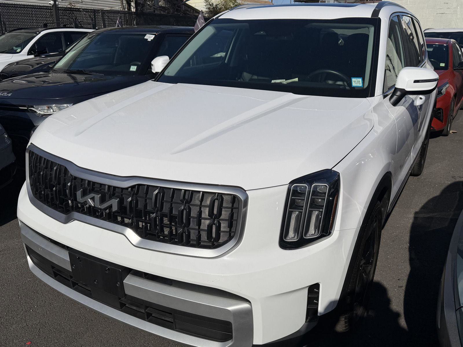 Used 2024 Kia Telluride EX image 3