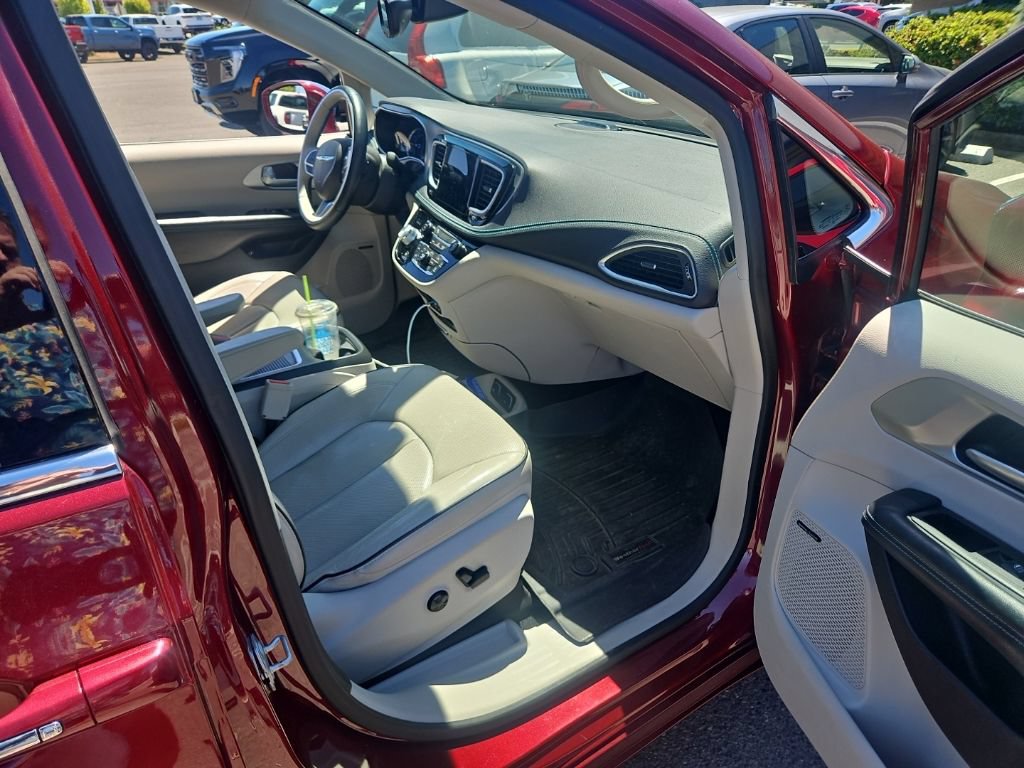 Used 2018 Chrysler Pacifica Limited FWD image 11