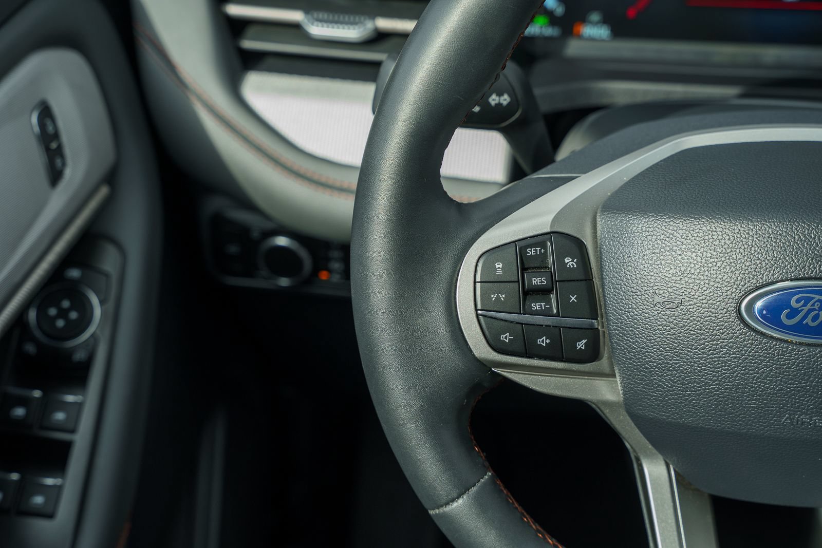 Certified 2025 Ford Explorer Active RWD image 30