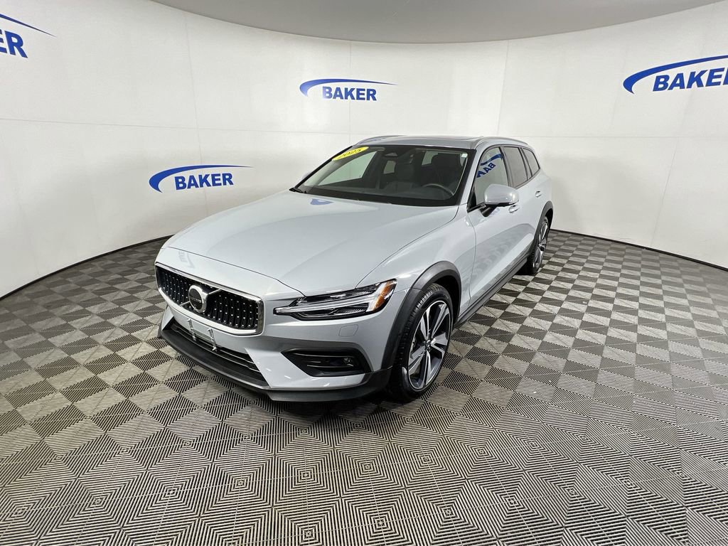 Used 2025 Volvo V60 B5 Cross Country Plus image 5