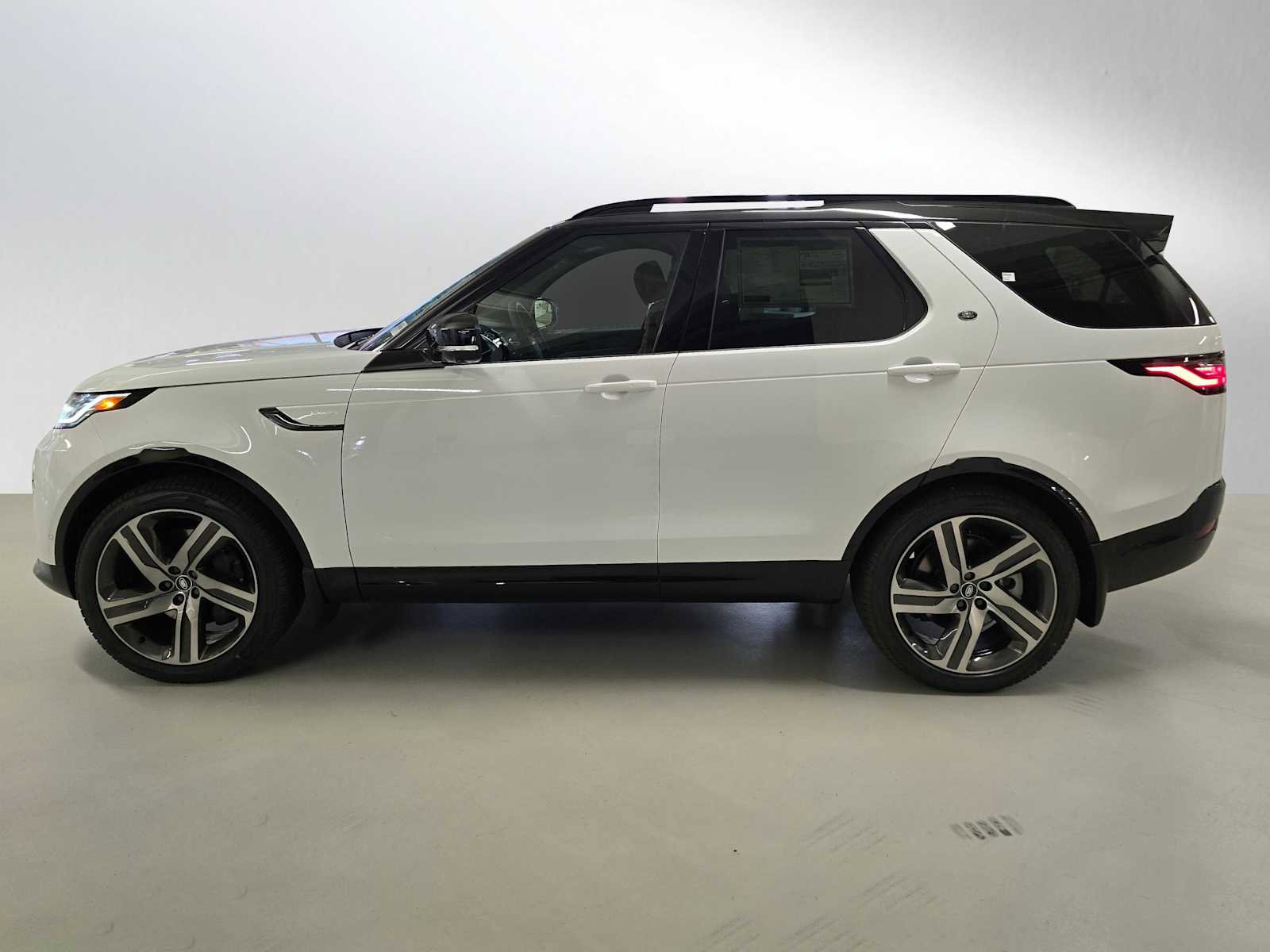 New 2026 Land Rover Discovery Limited Edition AWD/4WD image 2