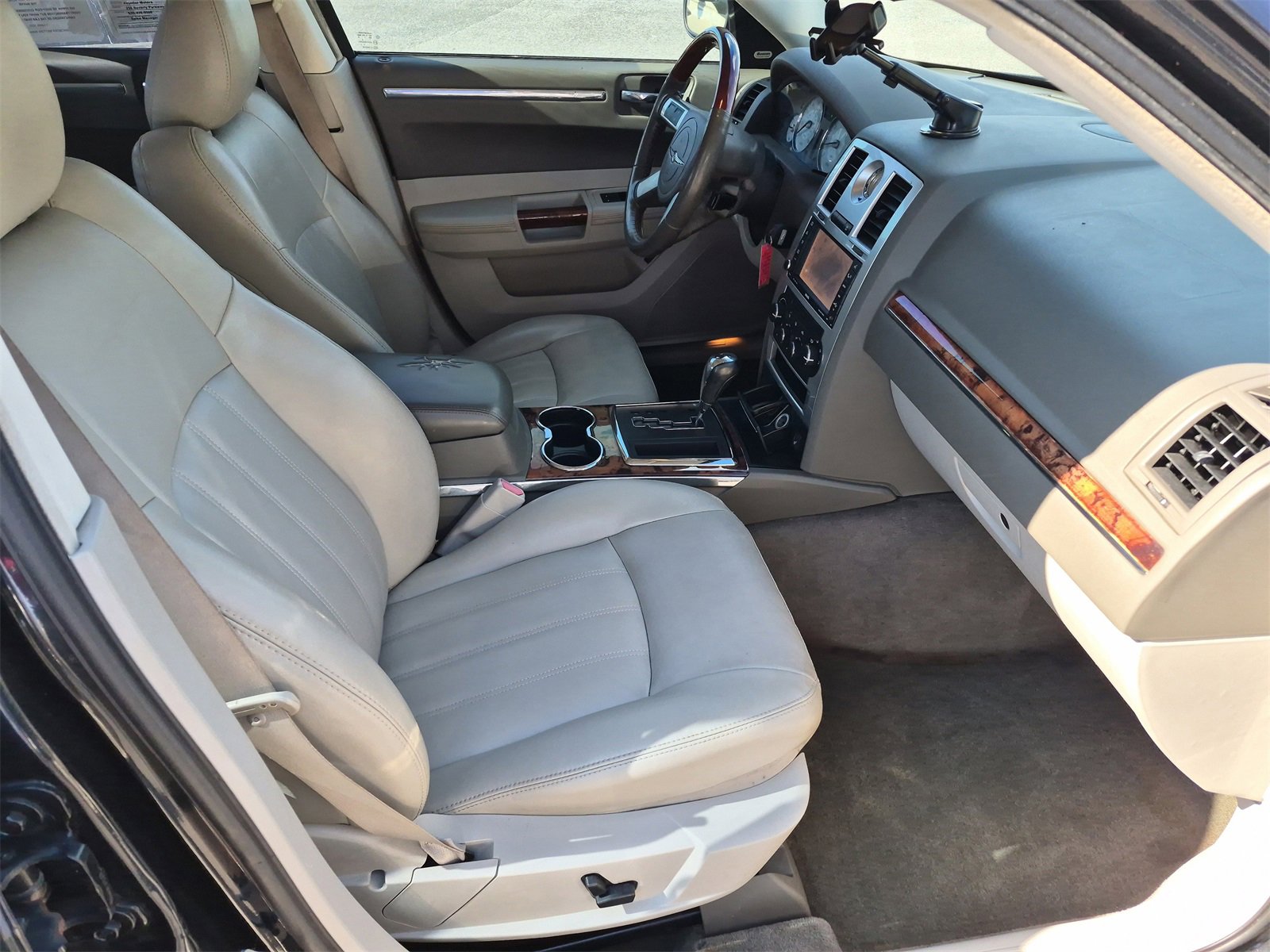 Used 2008 Chrysler 300 C w/ Navigation & Sound Group II image 30