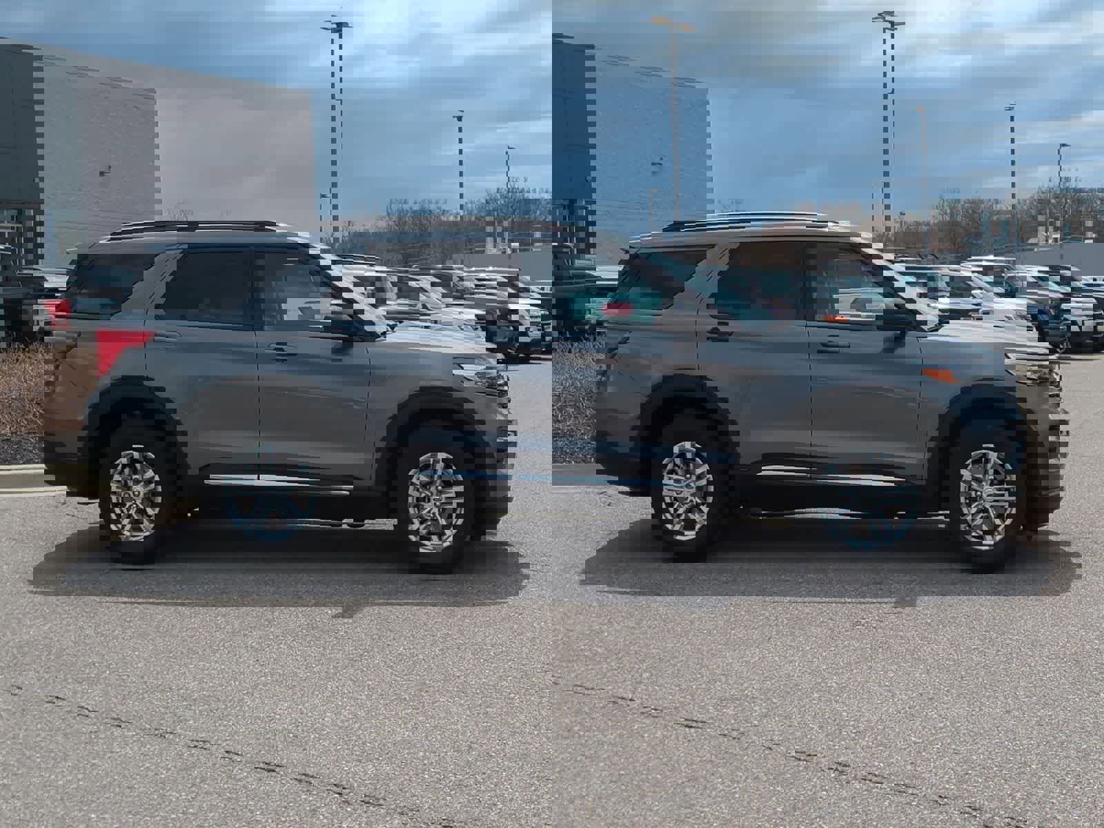 Used 2024 Ford Explorer XLT w/ Equipment Group 202A AWD/4WD image 9