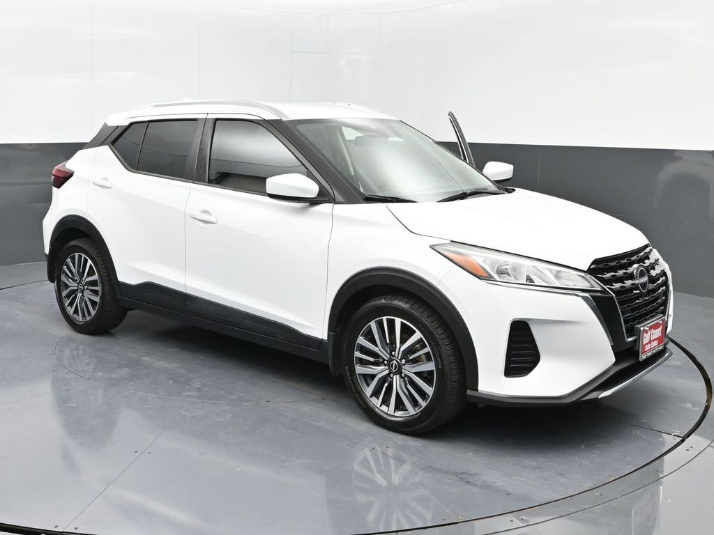 Used 2022 Nissan Kicks SV image 2