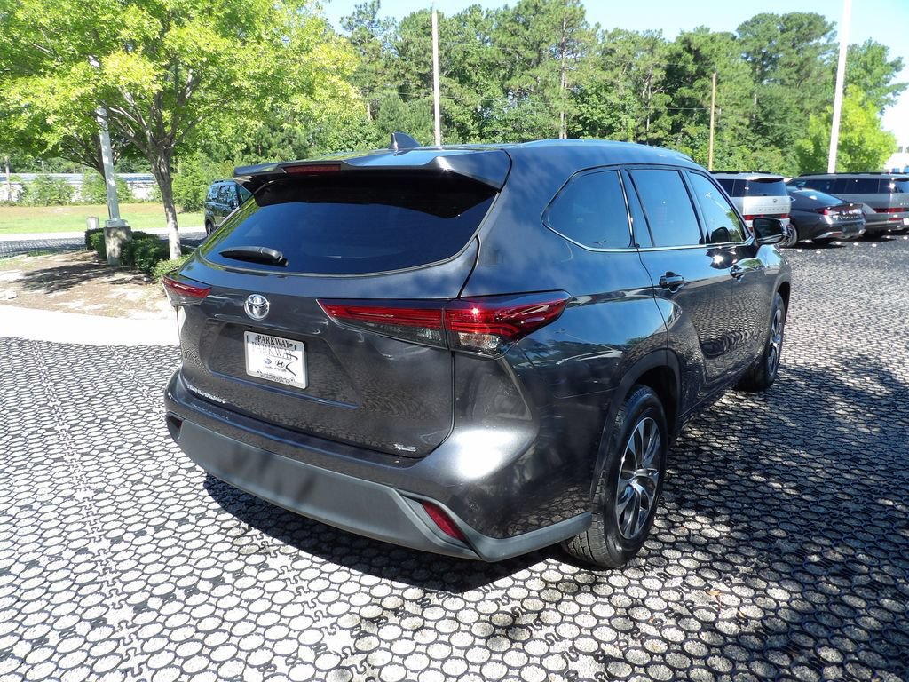 Used 2021 Toyota Highlander XLE FWD image 6